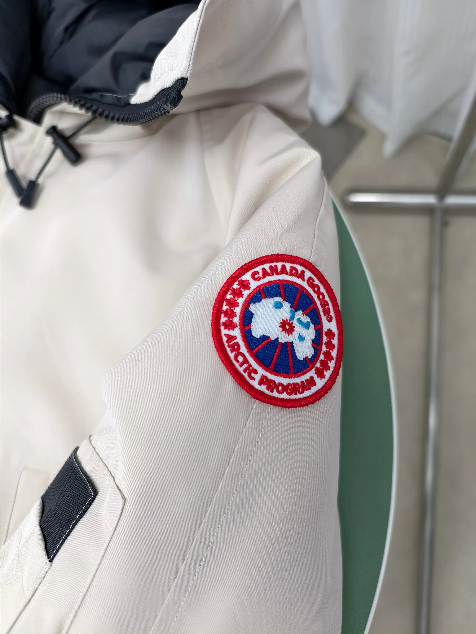 P720 ————2050M model/new 01 model (high version) Canada goose Canada Goose Chilliwack bomber jacket is one of our popular styles. The upgraded version adopts streamlined hood details and improved trimmings. The Chilliwack bomber jacket was originally designed for pilots in the post-war no-man's land in northern Canada. It is durable, warm and easy to move. The inside is filled with white duck down, which has higher thermal insulation performance. Chilliwack's iconic style, enduring popularity, is a popular jacket from Canada Goose. Customize your parka with our variety of interchangeable hood trim accessories to extend the coverage of your hood. Hip-length, the bomber jacket's knitted cuffs and hem are mid-length for freedom of movement. Rib knit cuffs and hem improve fit and seal in heat.  2050M is an upgraded version of the old version 01. Color: black, gray, off-white, navy. Size: XS-2XL
